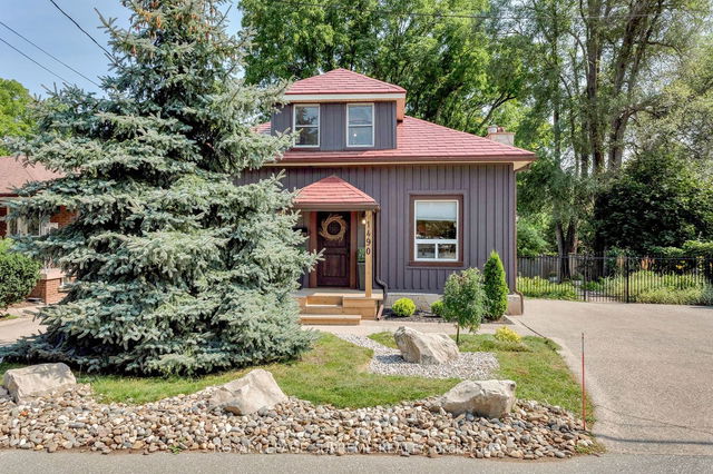 1490 Dundas Crescent