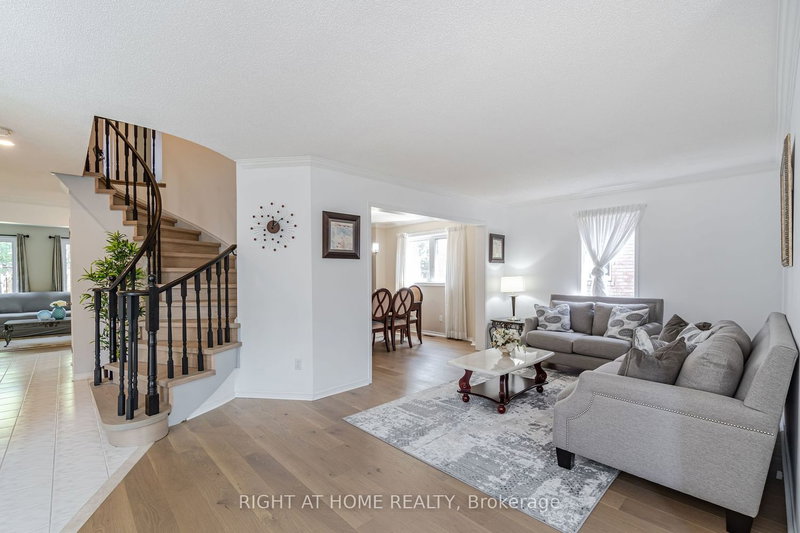 10 Hepburn Cres E, Halton Hills, L7G 5P9 | Image 2