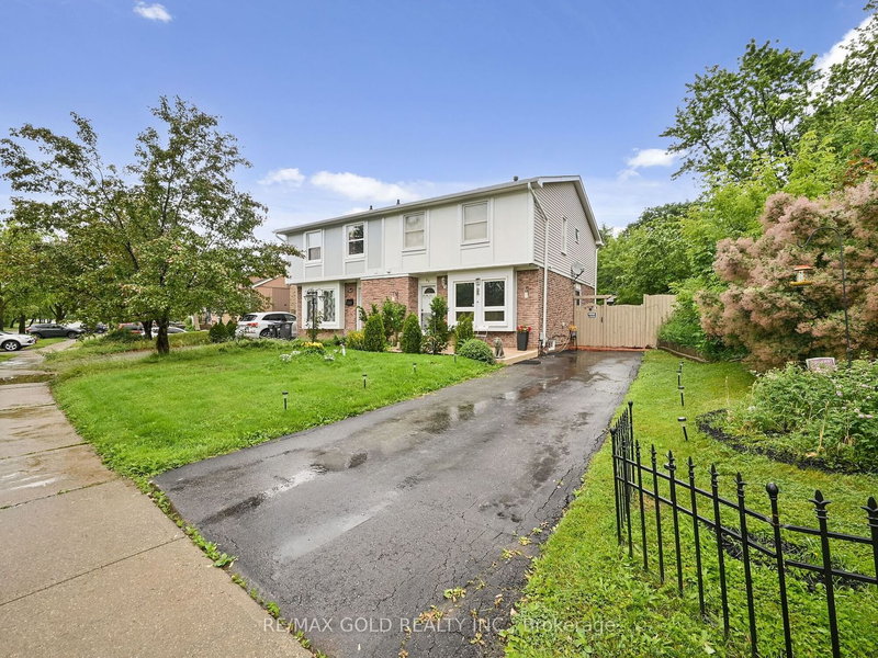 98 Centre St N, Brampton, L6V 2Z3 | Image 2