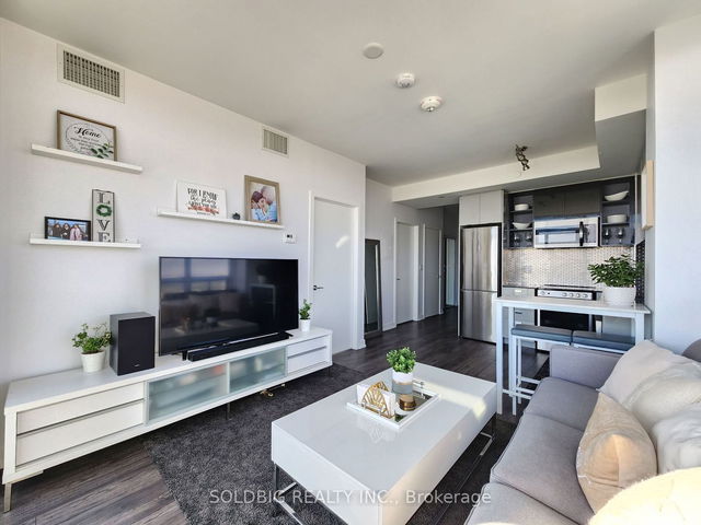 1305 - 10 De Boers Drive