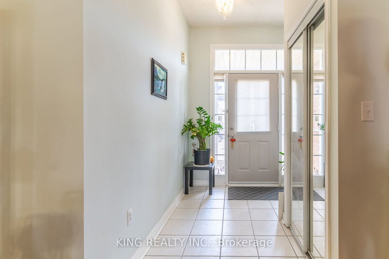926 Ledbury Cres, Mississauga, L5V 2P8 | Image 3