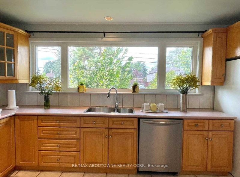 1350 Rebecca St, Oakville, L6L 1Z4 | Image 2