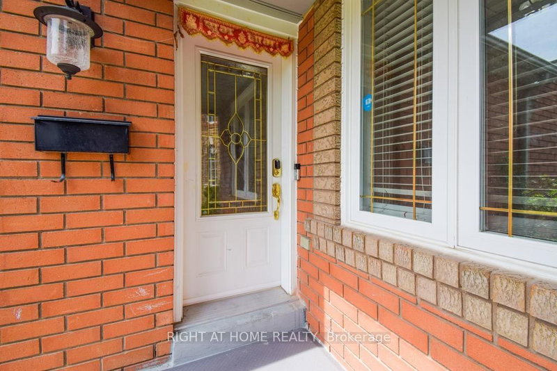 5 Creekwood Dr S, Brampton, L7A 1G6 | Image 2