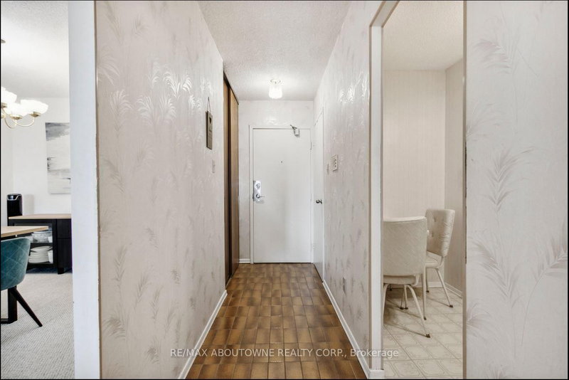 1005 - 975 Warwick Crt, Burlington, L7T 3Z7 | Image 3