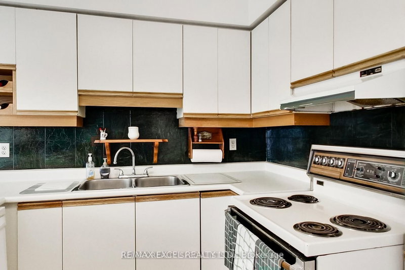 1474 Bough Beeches Blvd, Mississauga, L4W 2B9 | Image 3