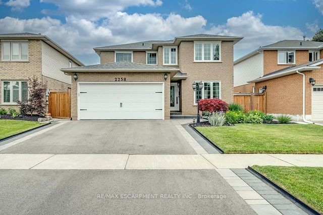 2258 Oakridge Crescent