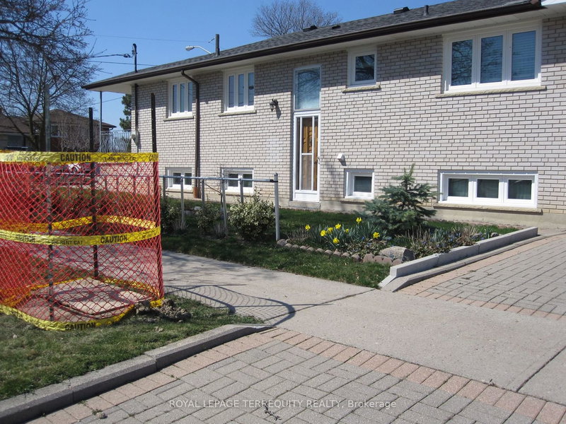 Bsmt - 49 Dundee Dr, Toronto, M3J 1H7 | Image 2