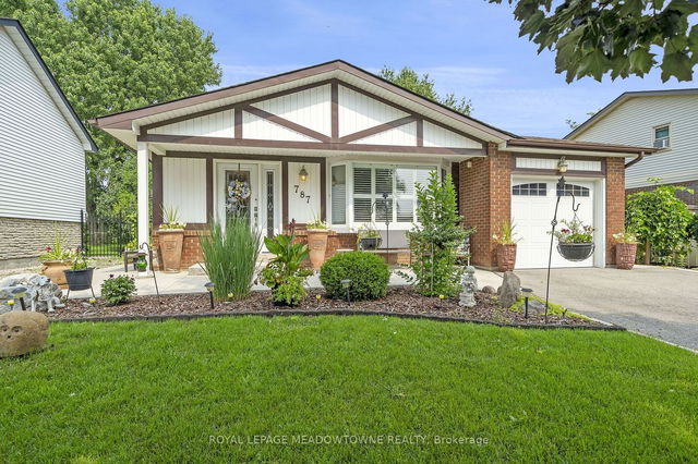 787 Applewood Crescent