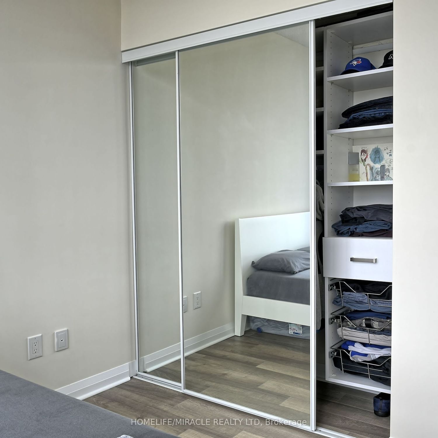 Listing Image 12
