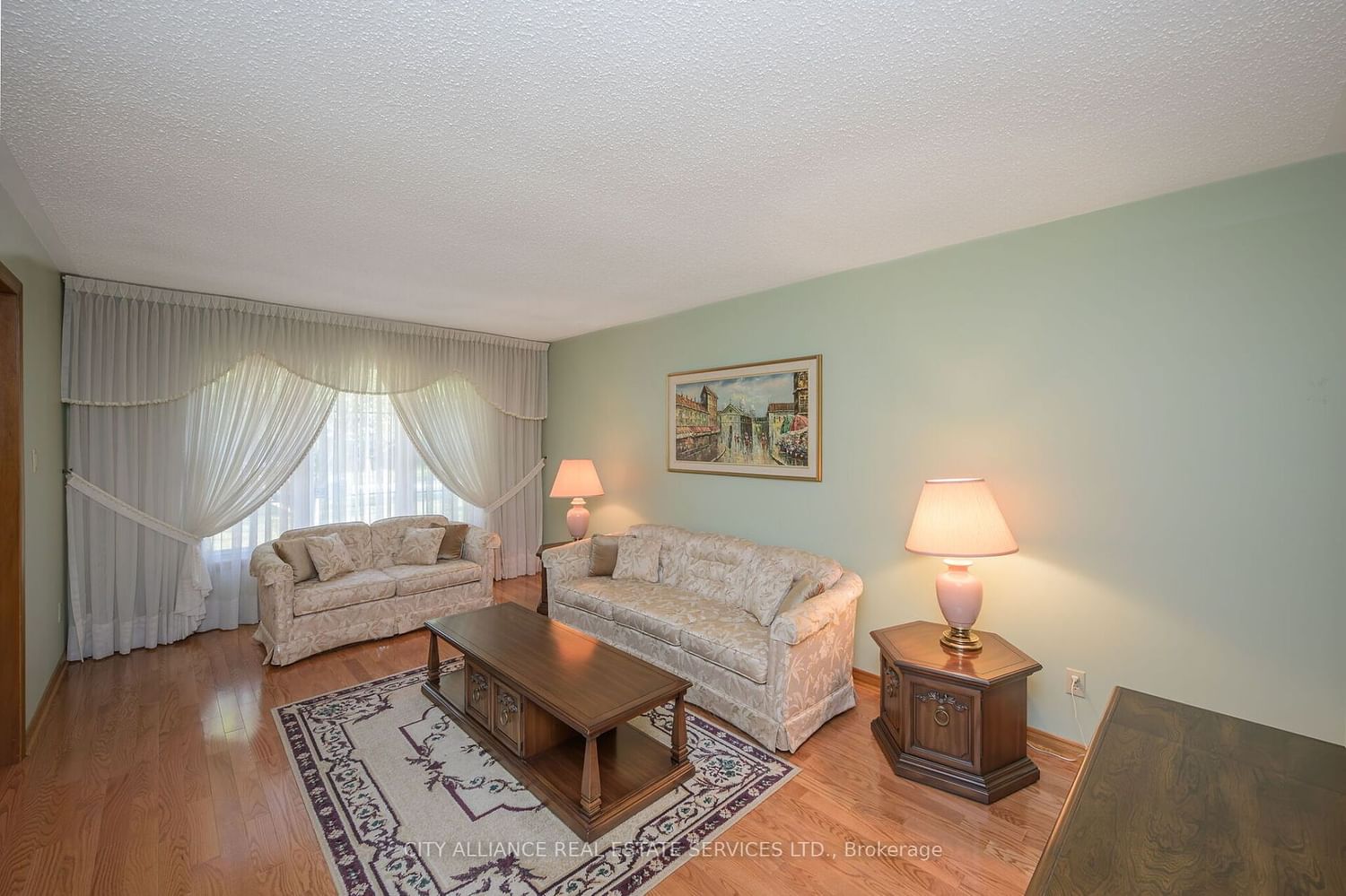 Listing Image 4