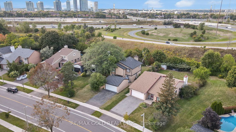 2545 Folkway Dr, Mississauga, L5L 2J9 | Image 2