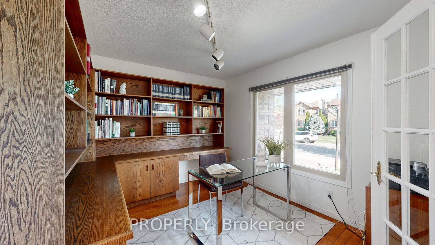 Listing Image 4