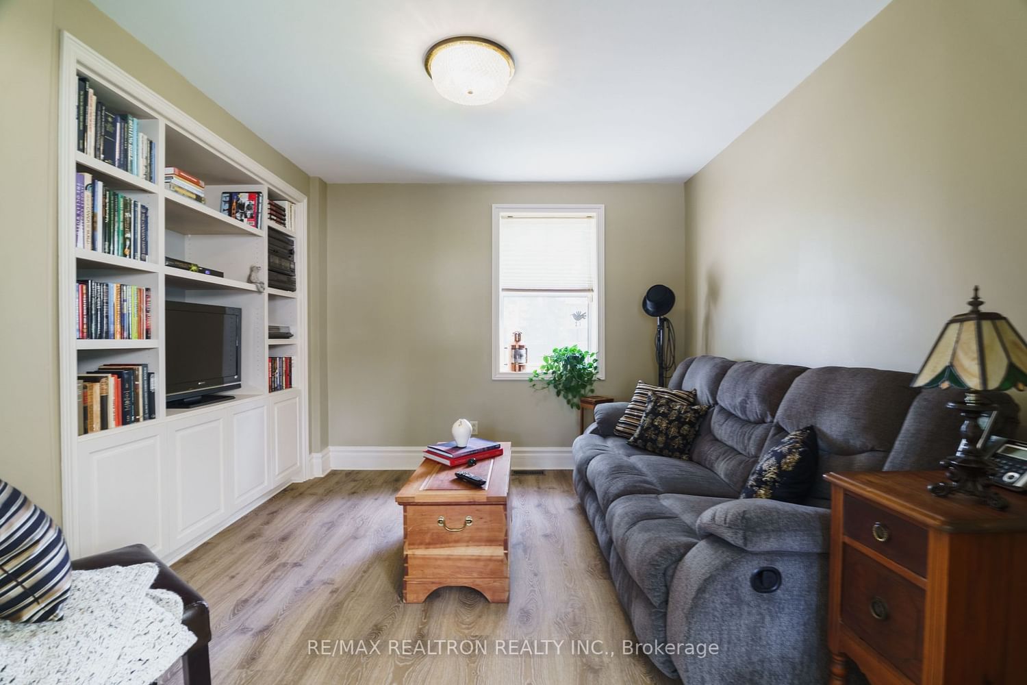 Listing Image 7