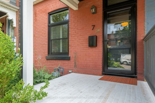 7 Golden Avenue