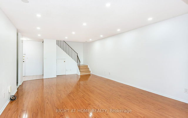 208 - 3025 The Credit Woodlands N/A
