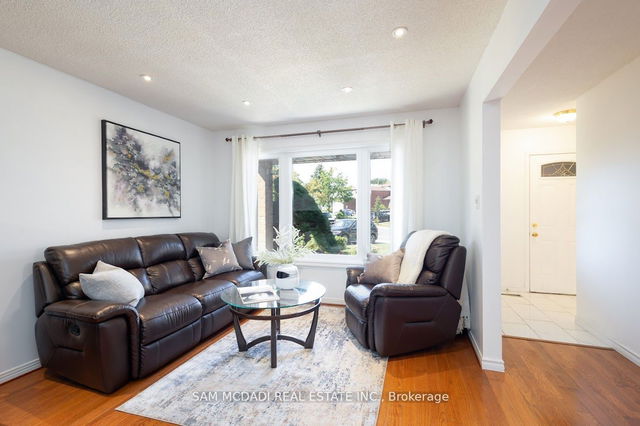 5883 Rayshaw Crescent