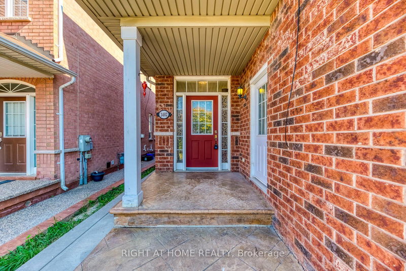 3402 Fountain Park Ave, Mississauga, L5M 7E3 | Image 2
