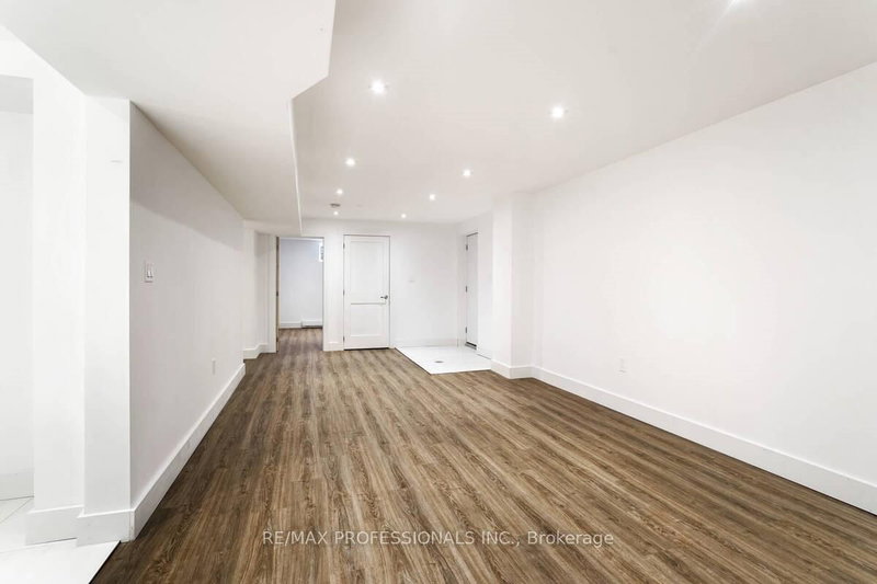 Lower - 7 Vancho Cres S, Toronto, M9A 4Z1 | Image 3