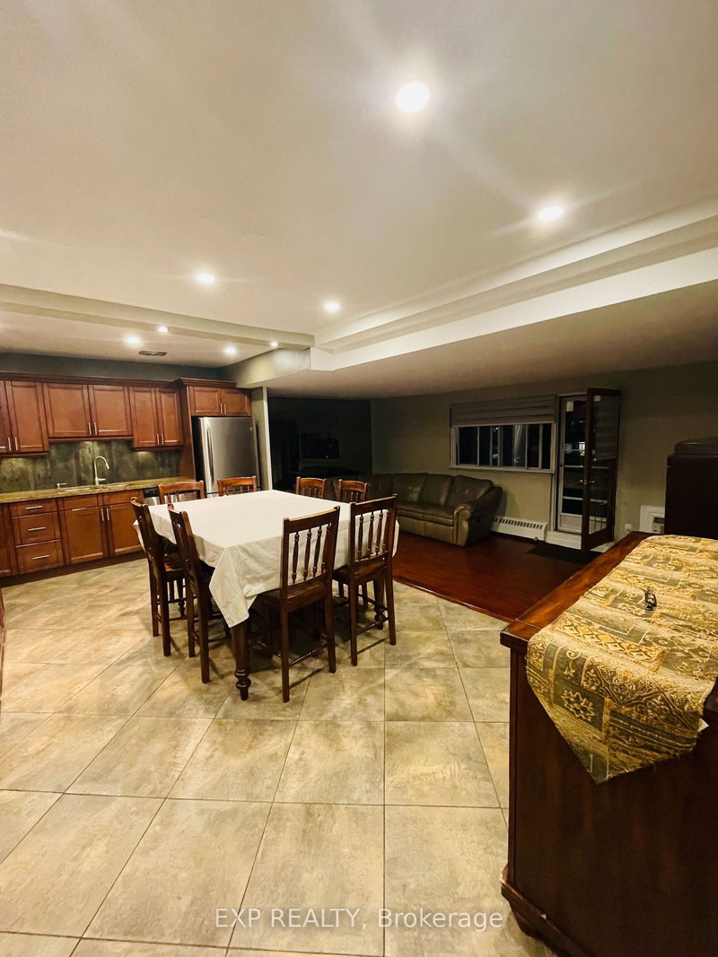 704 - 15 Elizabeth St N, Mississauga, L5G 2Z3 | Image 2