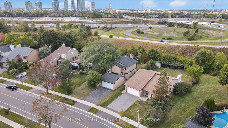 2545 Folkway Dr, Mississauga, L5L 2J9 | Image 2