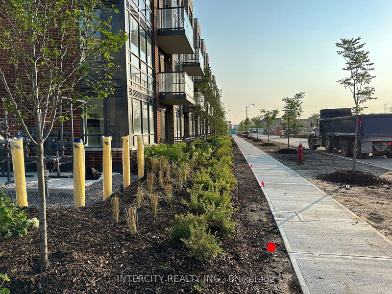 314 - 95 Attmar Dr, Brampton, L6P 0Y6 | Image 2