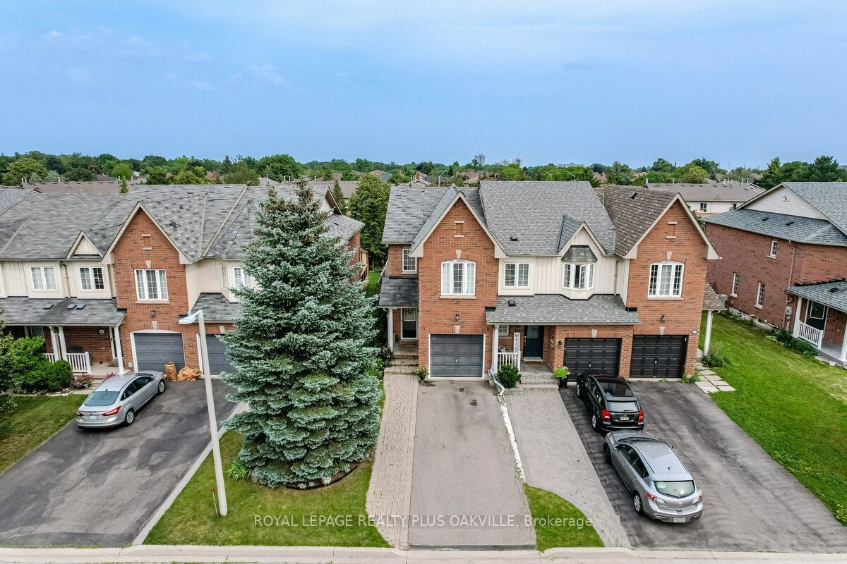 Townhouse sold at 396 Riverstone Drive, Oakville, Iroquois Ridge North, L6H 7M4 - MLS: W7240096