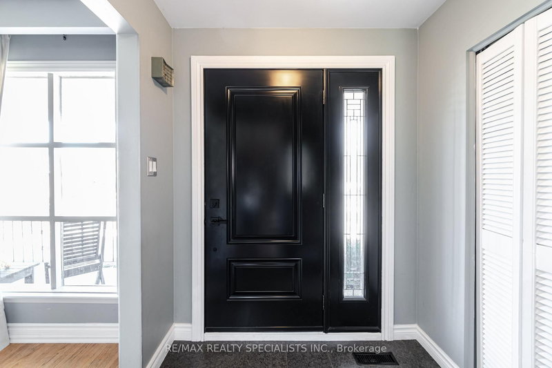 3370 Cedar Creek Dr, Mississauga, L4Y 2Y1 | Image 3