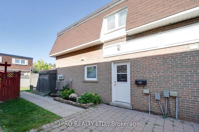 176 Townhouse Crescent