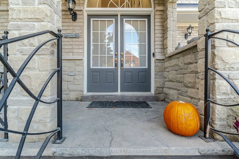 34 Royal Links Circ, Brampton, L6P 2Z9 | Image 2