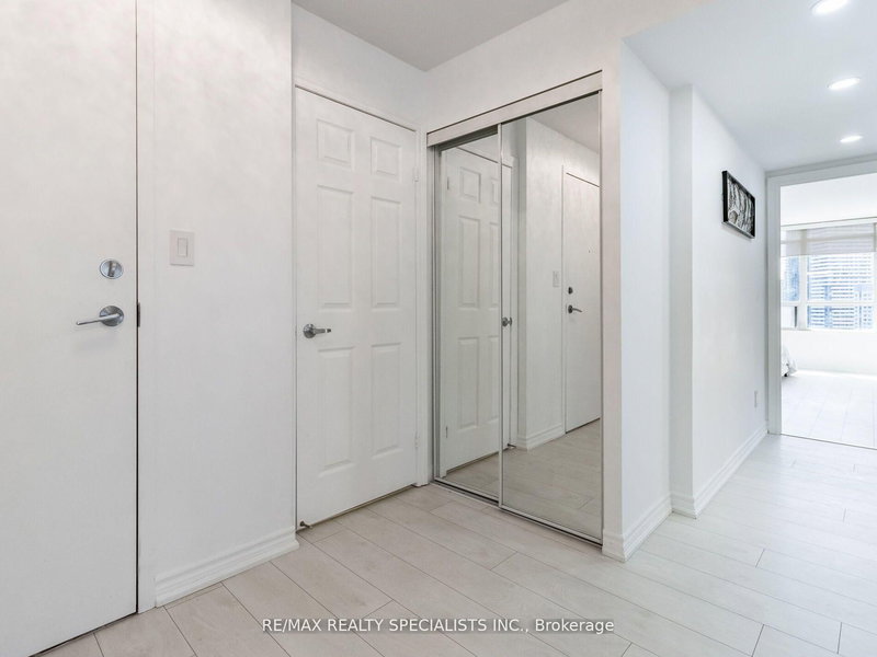 1906 - 3880 Duke Of York Blvd, Mississauga, L5B 4M7 | Image 2