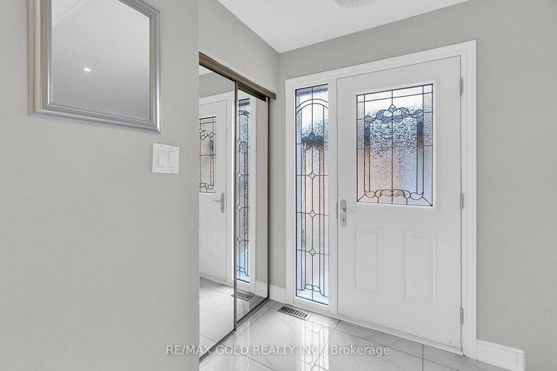 2545 Folkway Dr, Mississauga, L5L 2J9 | Image 3