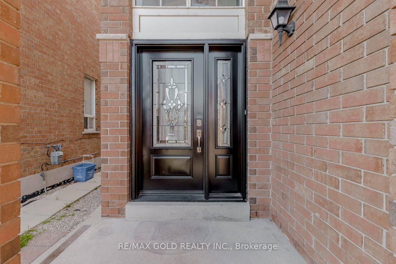 920 Ledbury Cres, Mississauga, L5V 2P8 | Image 3