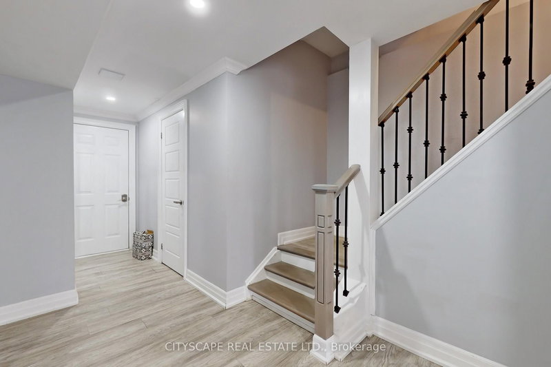 24 Arrowpoint Dr, Brampton, L6Y 0G8 | Image 2