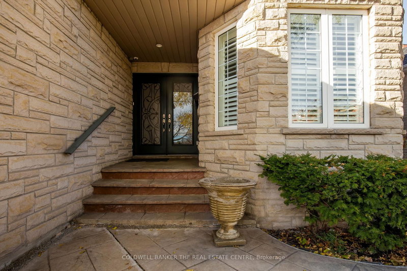 57 Fairview Rd W, Mississauga, L5B 1K7 | Image 2