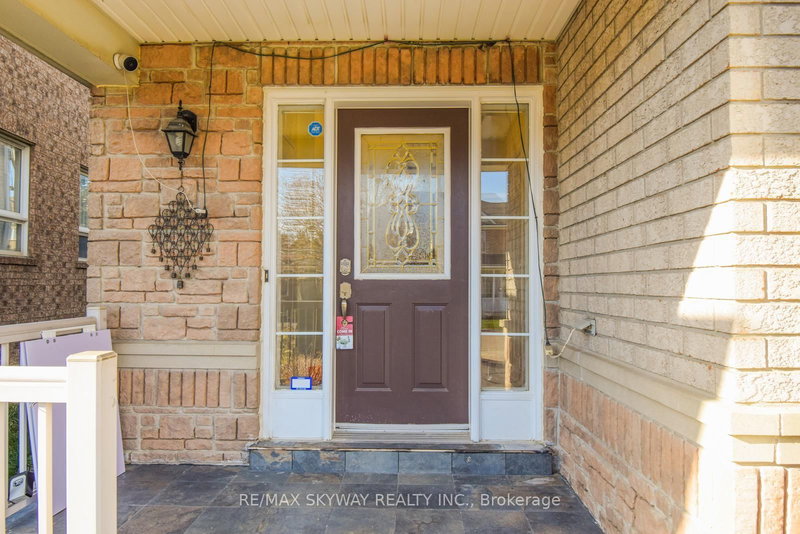 16 Sweet Clover Cres, Brampton, L6R 3A2 | Image 2