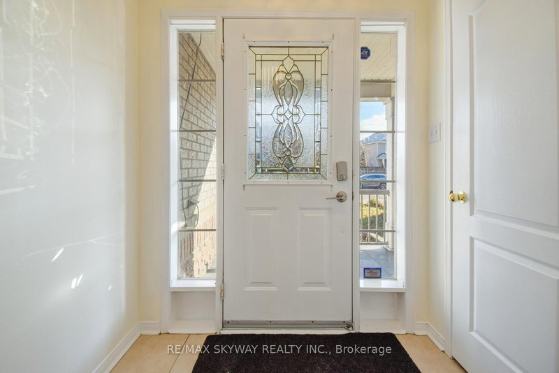 16 Sweet Clover Cres, Brampton, L6R 3A2 | Image 3