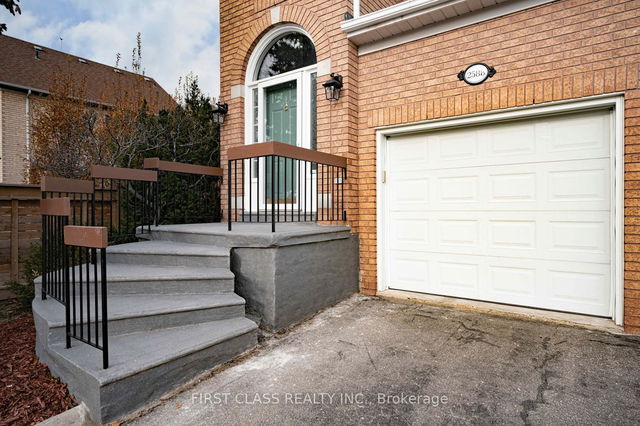 2588 Strathmore Crescent
