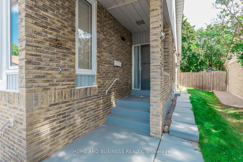 Upper - 1518 Oran Crt, Mississauga, L5N 1L3 | Image 2