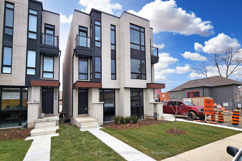 208 Mcroberts Ave, Toronto, M6E 4P5 | Image 2