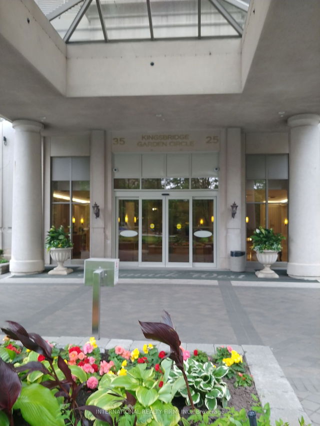 1227 - 25 Kingsbridge Garden Circle