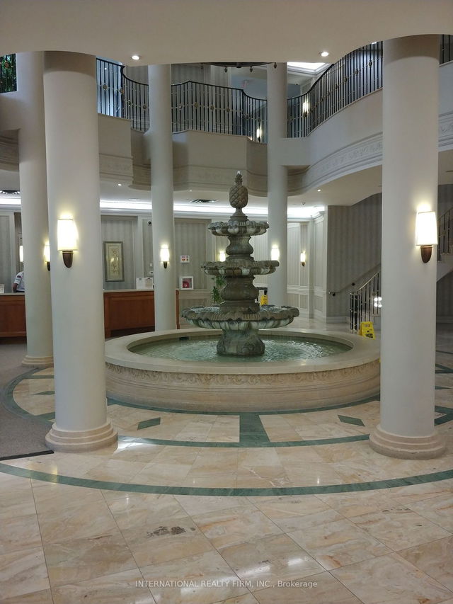 1227 - 25 Kingsbridge Garden Circle