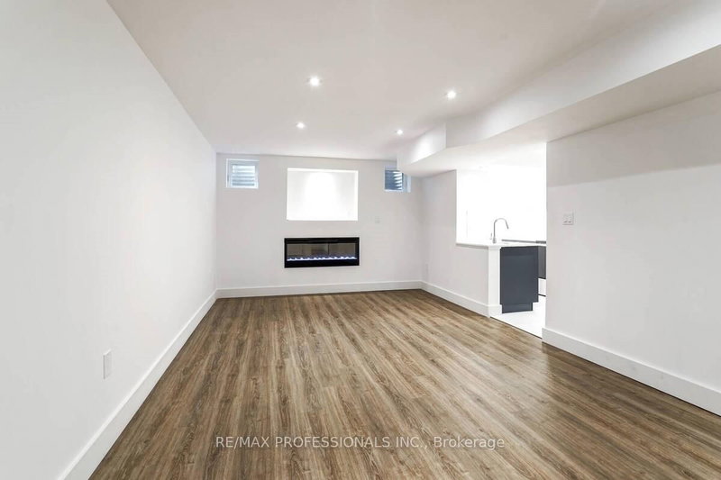 Lower - 7 Vancho Cres S, Toronto, M9A 4Z1 | Image 2