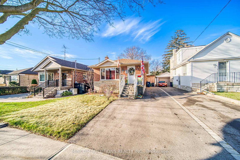 16 Robindale Ave, Toronto, M8W 4A9 | Image 3