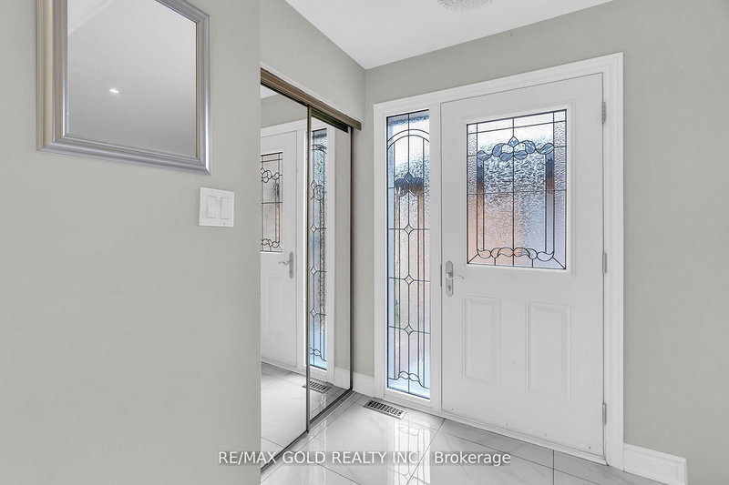 2545 Folkway Dr, Mississauga, L5L 2J9 | Image 3