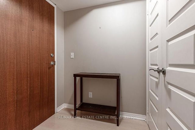 809 - 215 Queen Street