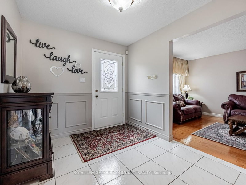 60 Newgreen Cres, Brampton, L6S 4Y5 | Image 3