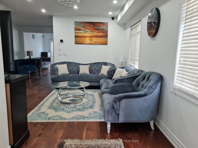 7153 Village Walk E, Mississauga, L5W 1X2 | Image 2