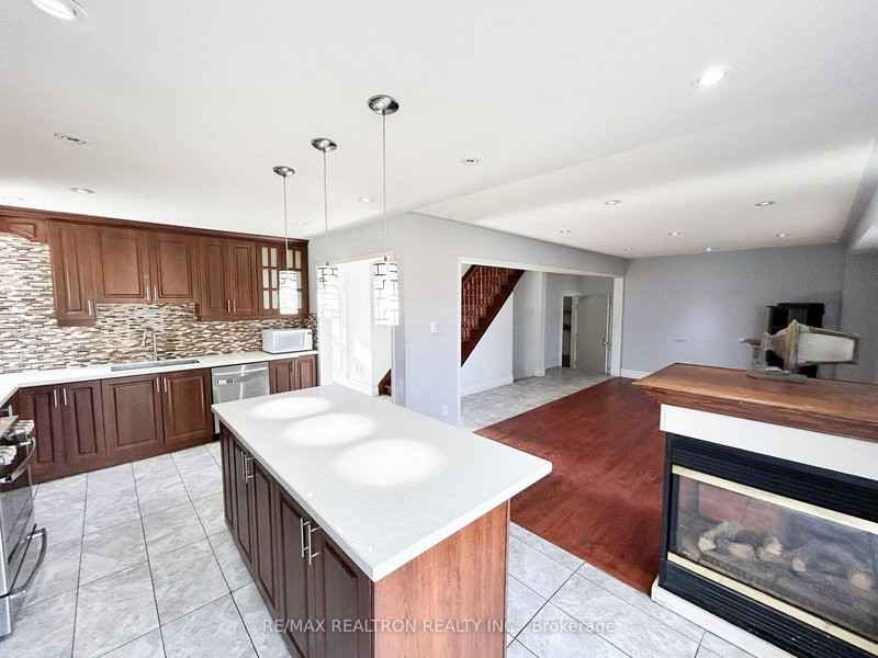 51 Jack Rabbit Cres, Brampton, L6R 2E4 | Image 3