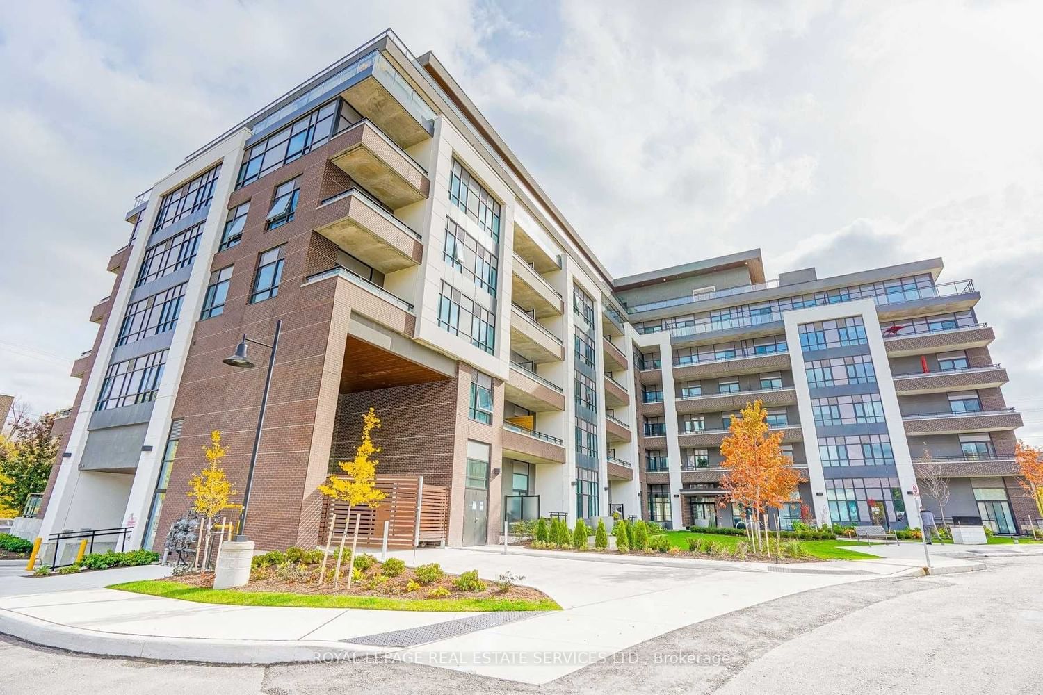 Condo leased at 211-1 Neighbourhood Lane, Toronto, Stonegate-Queensway, M8Y 1T7 - MLS: W7384736