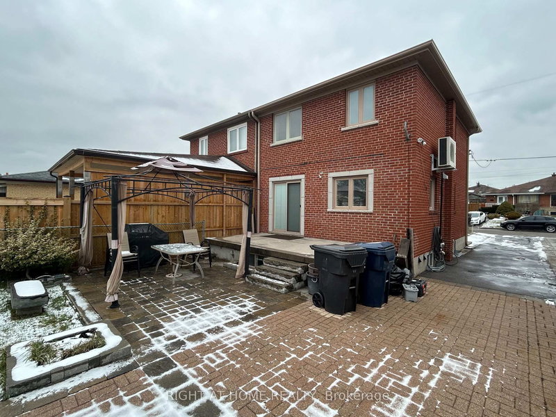 9 Snowood Crt, Toronto, M3N 1E7 | Image 3